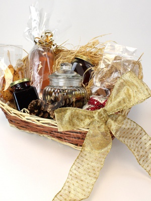 Gift Hamper Ideas, Raffia, Jars, Display Bags and Baskets